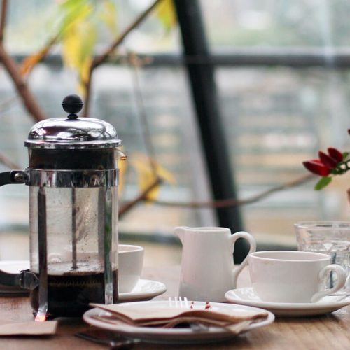 Una filtradora de caf&eacute;s con dos tazas vac&iacute;as a los lados